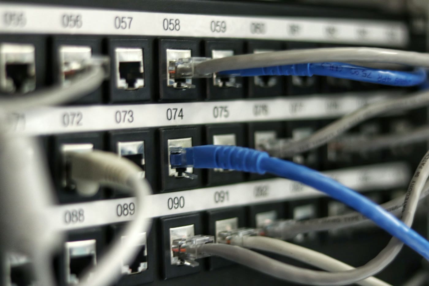 Strukturierte Netzwerkverkabelung an einem Patchpanel